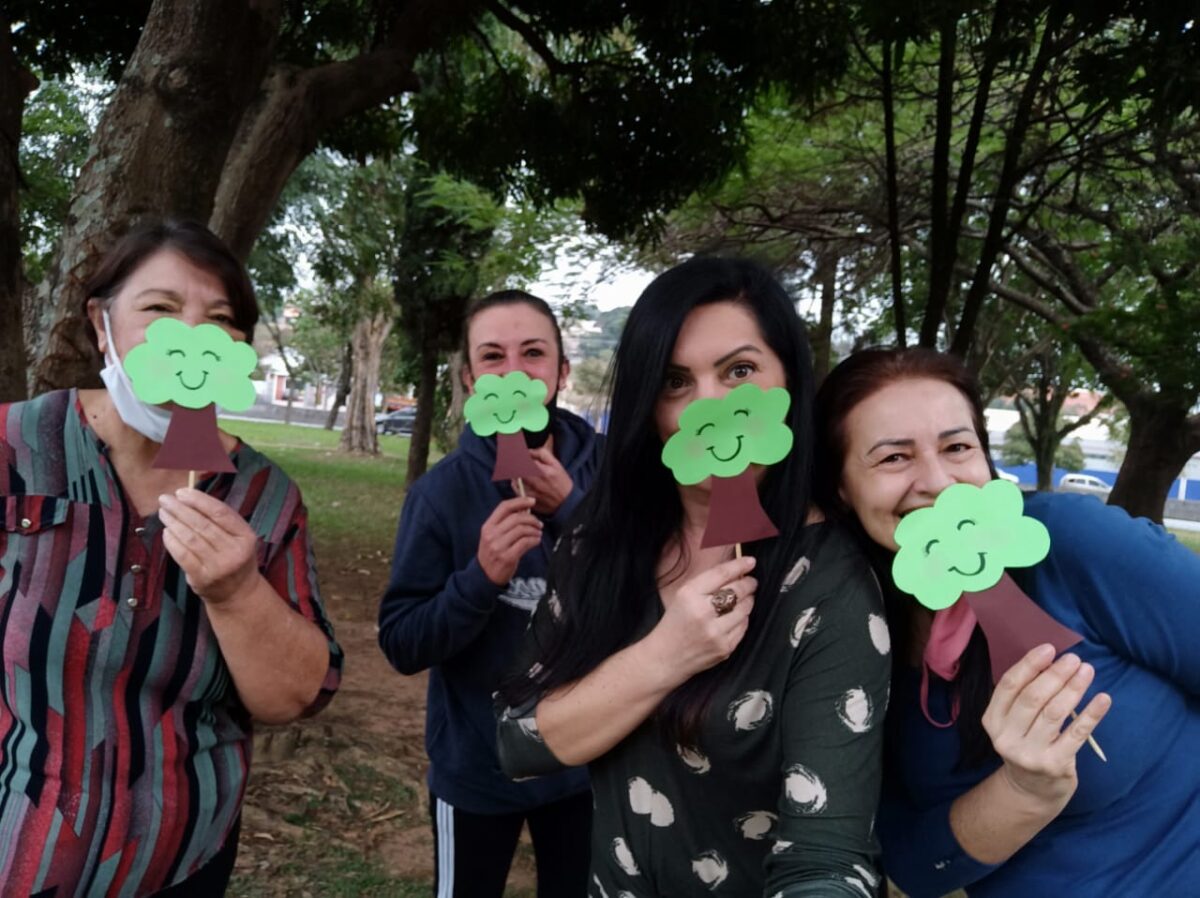 Saem os tapumes, ficam as árvores, com piquenique nas sombras da Vila Liberdade