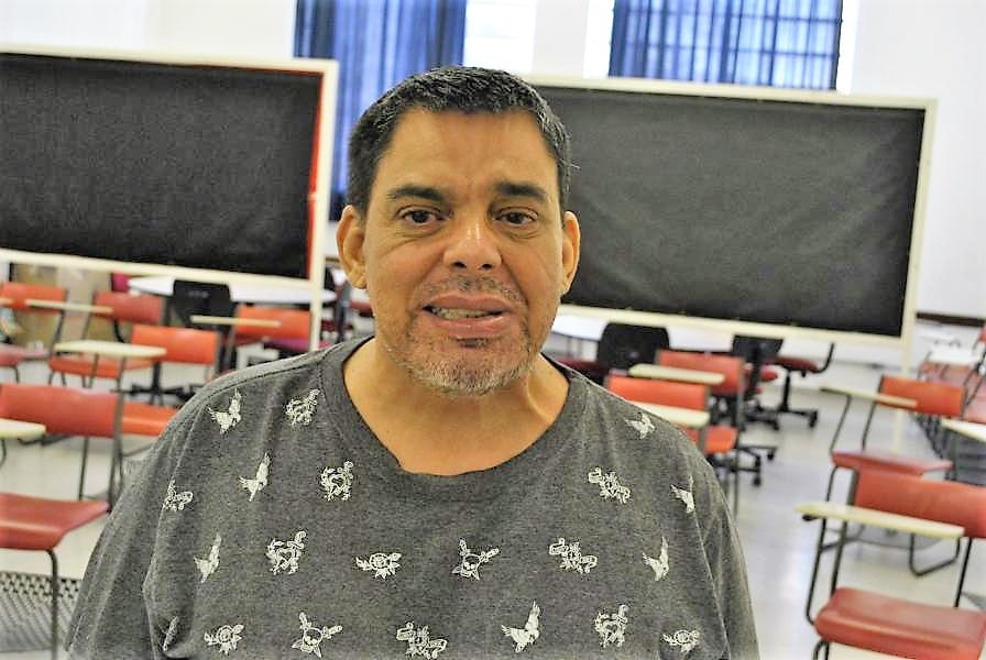  Alfabetizado já adulto, Carlos Alberto agora estuda espanhol na Argos