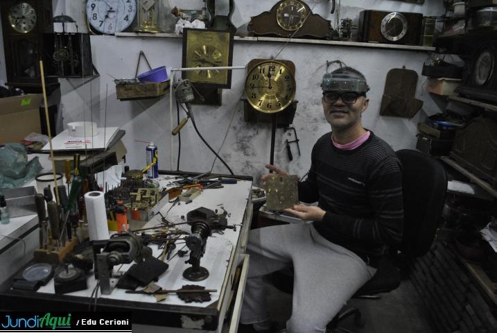 Morador da Colônia tem oficina de restauro de relógios antigos