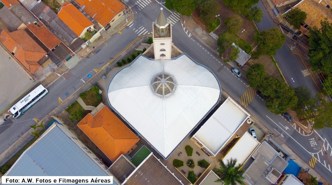  A.W. Fotos e Filmagens Aéreas traz a Igreja da Colônia vista do alto