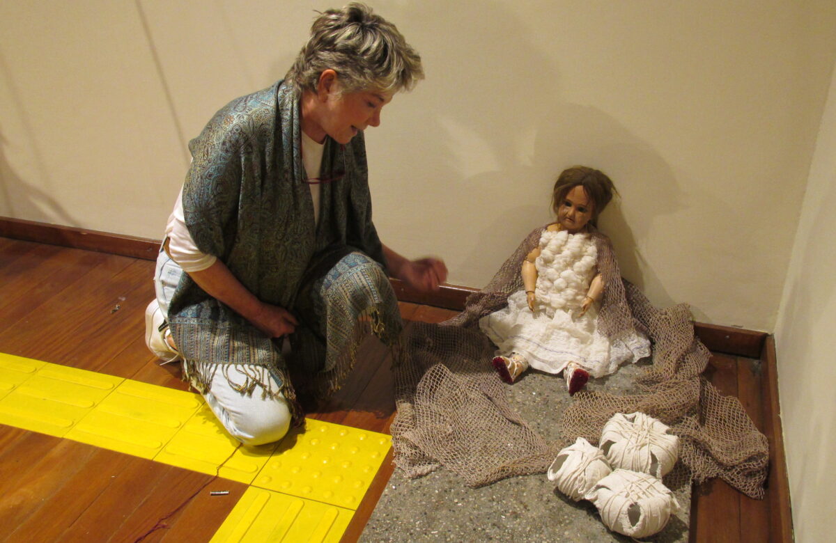 A Maria dos Pacotes de Vera Lucchini e outras bonecas com dores femininas