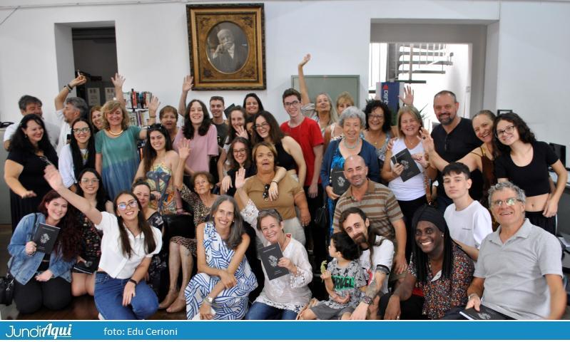 Livro de Cora esgota no lançamento e terá 2ª edição