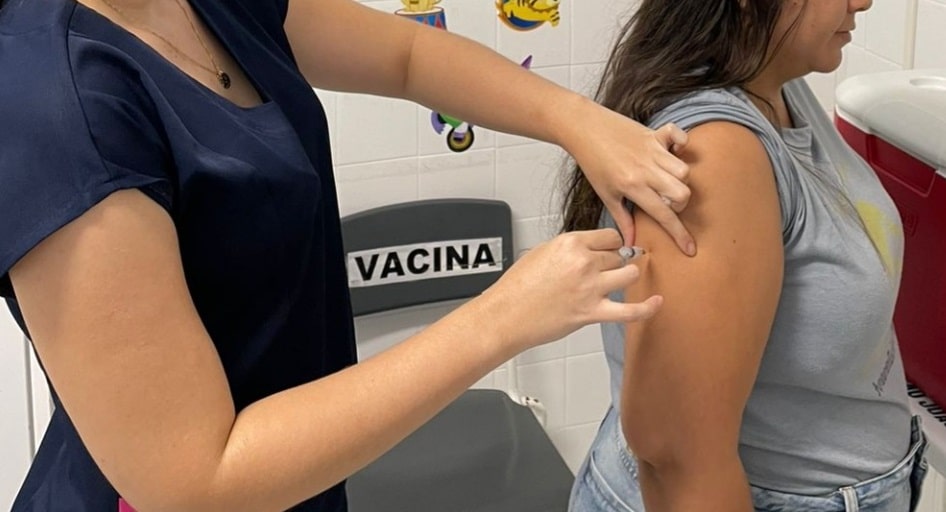 Bivalente liberada a quem tem mais de 18 anos
