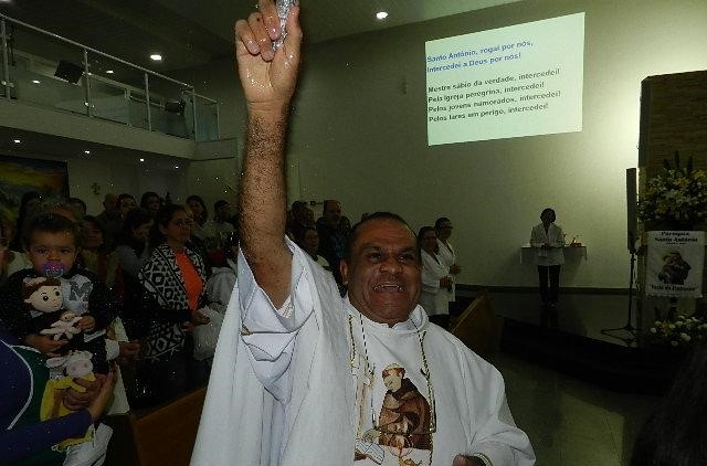 Santo Antônio leva seu padre cantor