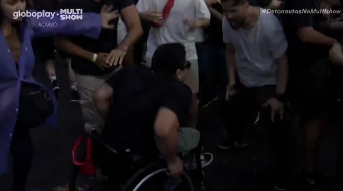 Jundiaiense dança na cadeira de rodas e dá show no The Town