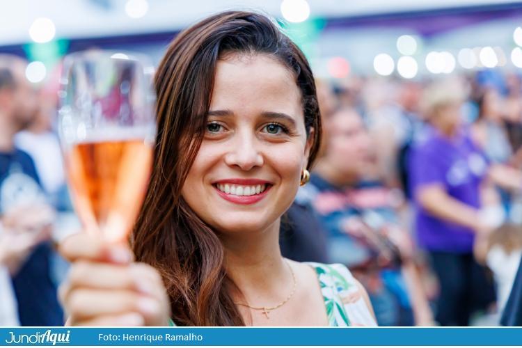 Todos querem brindar a alegria!