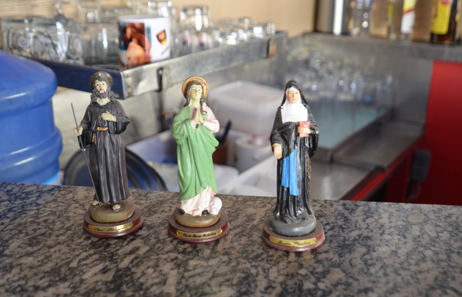 Um bar com mais santo que muita igreja