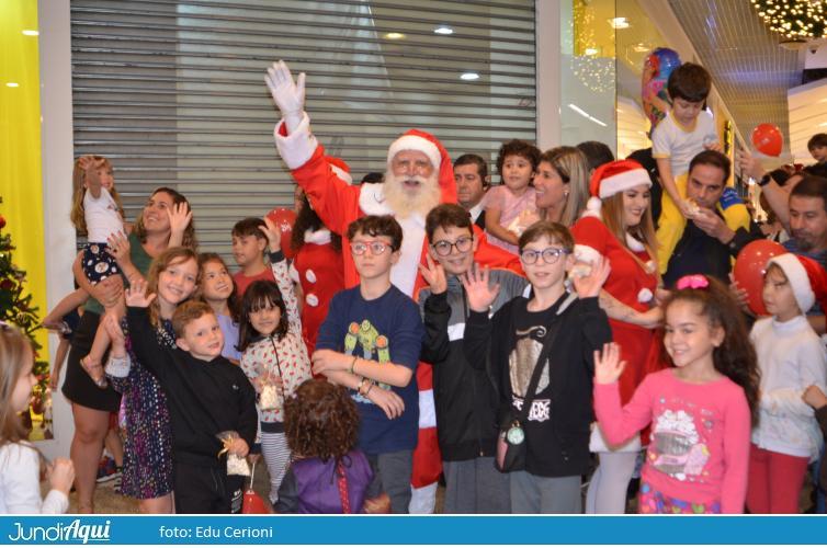 Papai Noel brilha aos olhos da criançada no Maxi