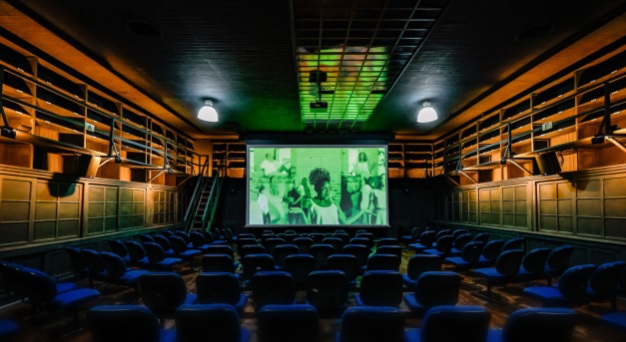 Expressa ganha sala de cinema