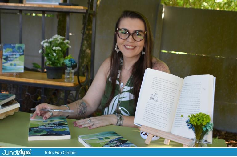Marcela Moro lança livro