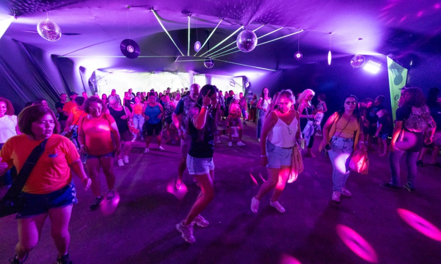 Discoteca ganha tenda no parque