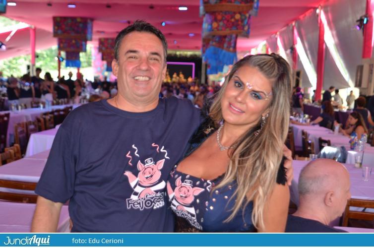 Delícia de feijoada com samba