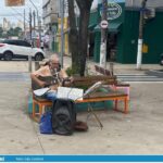 Poliglota canta na praça