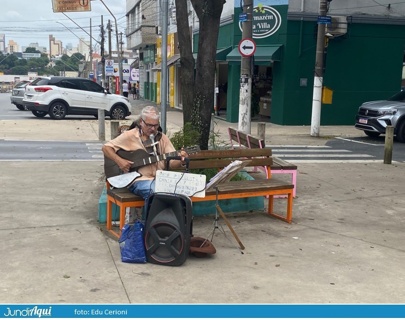 Poliglota canta na praça