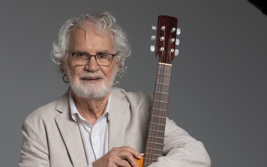 Renato Teixeira à luz de velas