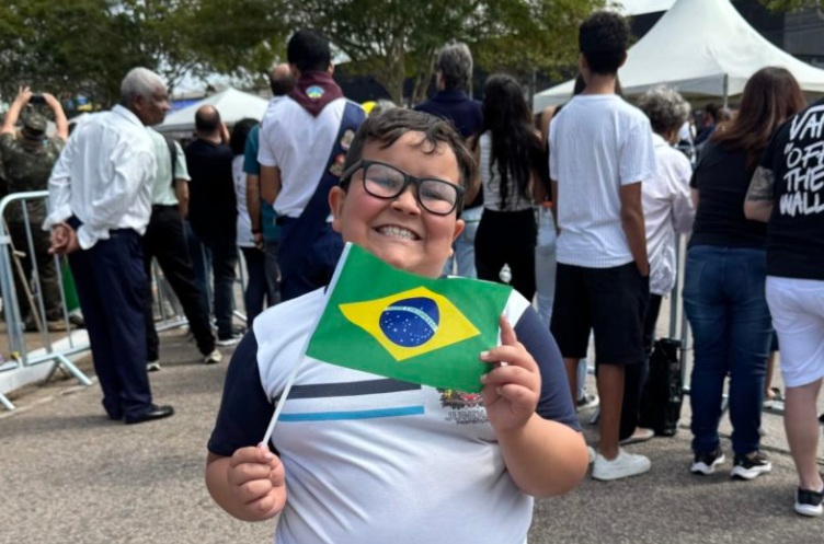 Segunda tem desfile às 9h